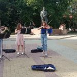 «Складаю гроші на подарунок мамі», – тернопільські студентки розповіли, чому стали вуличними музикантами