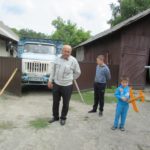 Там, де була худоба, живуть люди – чоловік з Тернопільщини зробив хату з хліва (відео)