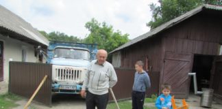 Там, де була худоба, живуть люди – чоловік з Тернопільщини зробив хату з хліва (відео)