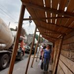 У Тернополі переносили вантаж підйомним краном над головами перехожих (відео)