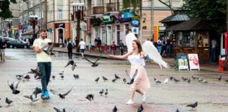 Тернополянка зробила експеримент – пройшлася по місту, вдягнувши крила (відео)