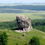 За 50 кілометрів від Тернополя на велетенському камені видовбані сходи і могильні ями