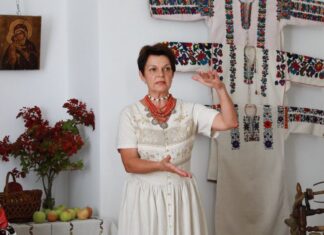 Тернополянка сама вирощує рослини для своїх ляльок із соломи