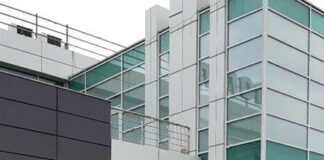 В Івано-Франківську чоловік щоб вижити, співає пісні і читає вірші (фото)