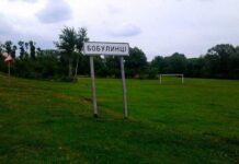 У селі на Тернопільщині не всі люди хочуть здавати гроші на зарплату гробареві