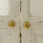 Тернополянка показала, на яких дверних ручках коронавірус живе найменше часу