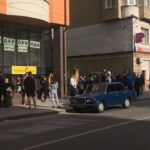 Тернополяни чекали послаблення карантину, щоб мати змогу купувати вживаний одяг (фото)