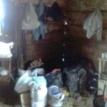 Чому у селі на Івано-Франківщині двоє стареньких майже двадцять років живуть у хліві