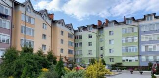 У райцентрі на Хмельниччині є двір, у якому хочеться жити (фото)