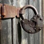 Жителька Хмельницького просить знести незаконно встановлений паркан, який блокує доступ до річки