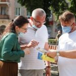 Активісти в Тернополі оригінально вітали з Днем Конституції (фото)
