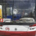 На Прикарпатті люди закидали тролейбус камінням, бо водій виконував правила карантину (фото)
