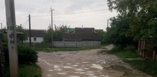 Цю вулицю у райцентрі на Хмельниччині чомусь не показали Володимиру Зеленському (фото)