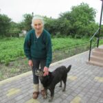 На Тернопільщині собака пішов за господинею, яку забрали у відділення стаціонарного догляду