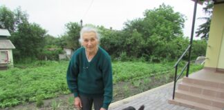 На Тернопільщині собака пішов за господинею, яку забрали у відділення стаціонарного догляду