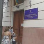 На Прикарпатті жінка готова жити у прокуратурі, бо поліція не хоче її захищати
