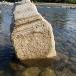 У річці на Прикарпатті з’явився надмогильний камінь (фото)