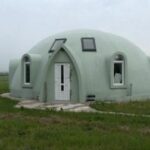 На Прикарпатті подружжя продало квартири, щоб збудувати будинок з пінопласту (відео)