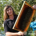 Капітан поліції з Тернополя розводить бджіл