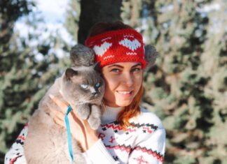 Тернополянка розповіла про мандрівного кота, який ходить з господинею в гори