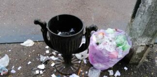 В Івано-Франківську п’яні чоловіки ледь не побили місцевого мешканця, бо він викидав сміття в урну