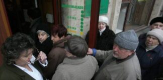 В Україні грабіжника банку побили пенсіонери за спробу обійти чергу