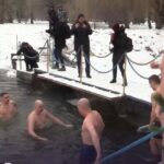 Голова міської та обласної рад занурилися в ополонку разом з тернополянами