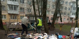 У Тернополі після смерті власниці квартири спадкоємці викинули все її добро на вулицю