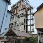 В Івано-Франківську продовжують будувати багатоповерхівку, яку давно мали зрівняти з землею (фото)