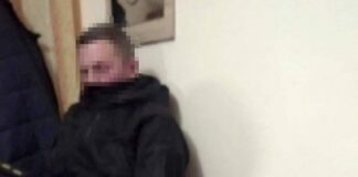На Хмельниччині правоохоронці затримали чоловіка, який нападав на людей з електрошокером (фото)