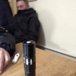На Хмельниччині правоохоронці затримали чоловіка, який нападав на людей з електрошокером (фото)