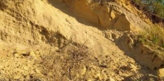 На Тернопільщині люди рятували чоловіка, якого засипало піском