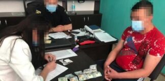 На Тернопільщині правоохоронці затримують не лише тих, хто бере хабарі, а й тих, хто їх дає