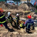 Трагедія у Тернополі: чоловік загинув у глибокій траншеї, ще одного врятувати (фото)