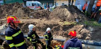 Трагедія у Тернополі: чоловік загинув у глибокій траншеї, ще одного врятувати (фото)