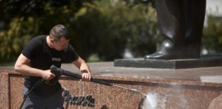 Каменяр посміхнувся: у Тернополі відмили пам’ятник Іванові Франку