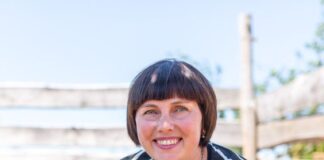 Тернополянка побувала на фермі, де колишні працівники театру вирощують кіз