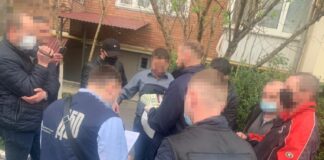 На Тернопільщині начальник відділу Держпродспоживслужби отримав хабар 1000 доларів