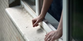На Тернопільщині у дитячому таборі дитина випала з вікна другого поверху