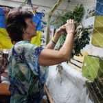 “Рубіжанські павучки”, – тернополянка розповіла про жінок, які плетуть маскувальні сітки для танків