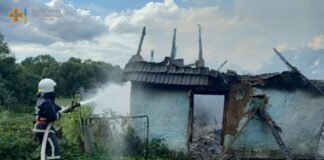 Будівля вигоріла вщент: у селі поблизу Тернополя гасили пожежу (фото)