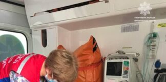 Не могла говорити і втрачала свідомість: у Тернополі патрульні врятували дівчину