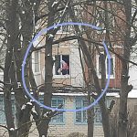 Холод і сніг не заважають тернополянам мити вікна до свят (фото)