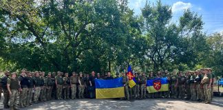Мер Тернополя відзначив День прапора на фронті з нашими Героями-захисниками