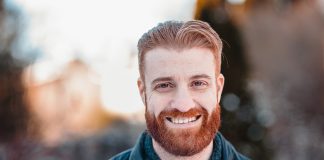 Грегуар Лефевр з Канади на роботі носить жовто-блакитну стрічку