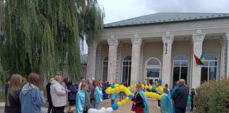 У селі на Тернопільщині в небо запустили велетенську вервицю