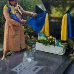 Тернопільська журналістка розвісила прапор на могилі Євгена Коновальця у Нідерландах