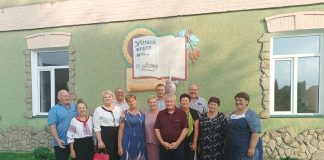 Ходили до школи у кирзових чоботах: однокласники зустрілися через 44 роки