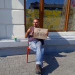 «На бухло», з такою табличкою молодик сидить у центрі Тернополя