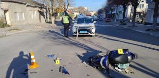 У Чорткові водійка автомобіля наїхала на скутериста
